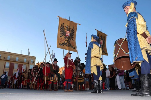 Se presentaba como una novedad este año, y no ha dejado indiferente a nadie. En la tarde de este viernes, Medina del Campo volvía a ser testigo de una nueva recreación histórica enmarcada en la Feria de Imperiales y Comuneros que ha colmado de ... historia y tradición el centro neurálgico de la localidad.